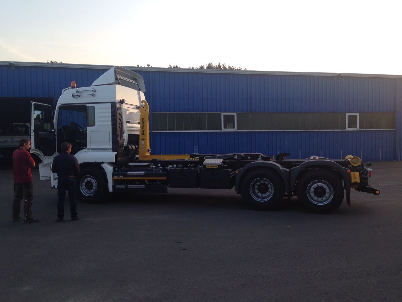 MAN mit großer Ladefläche