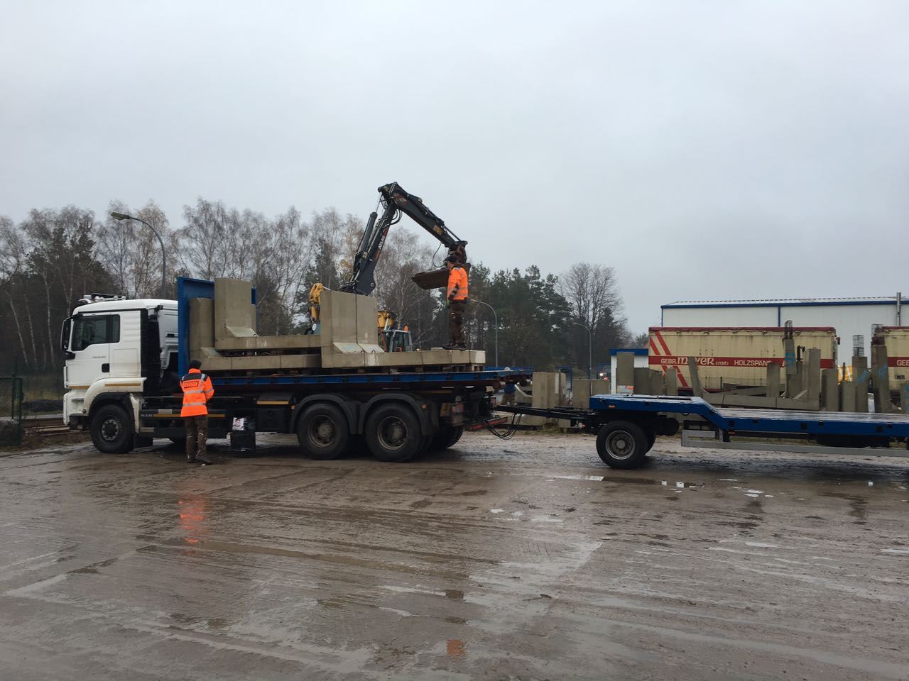 Schwere Betonelemente werden verladen