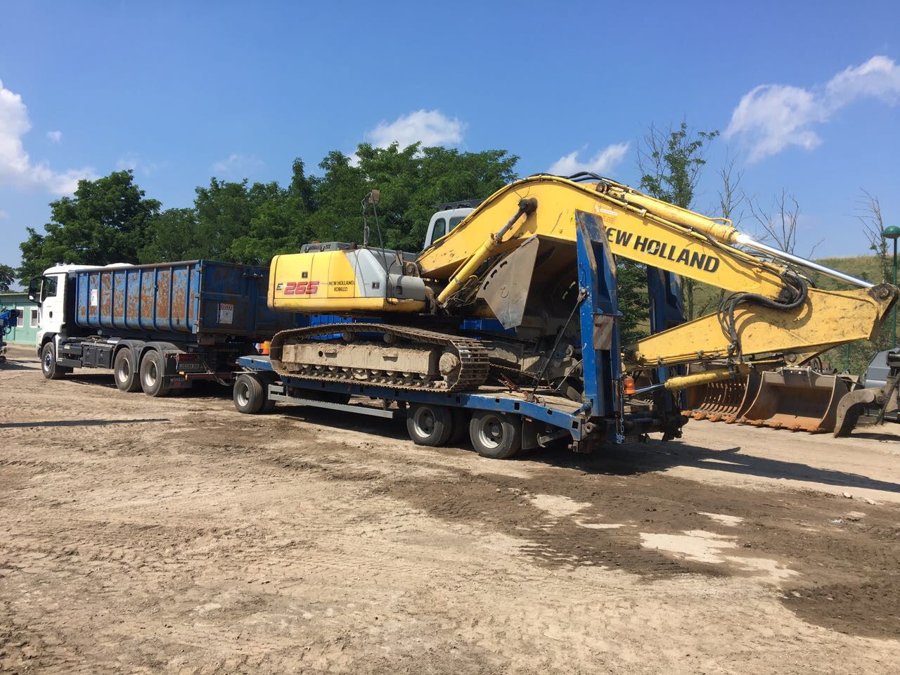 Schwerer Bagger auf Tieflader