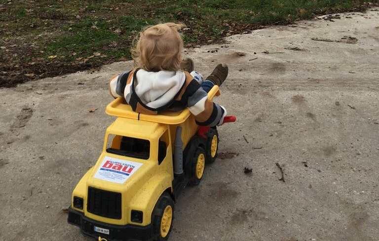 Kind auf dem Spielzeug LKW